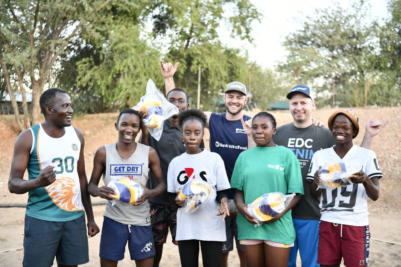 Michi und Budi übergeben, im Namen des Beltane-Vereins, Coach Chumera und seinem Verein Afrocat 6 neue Beachvolleybälle