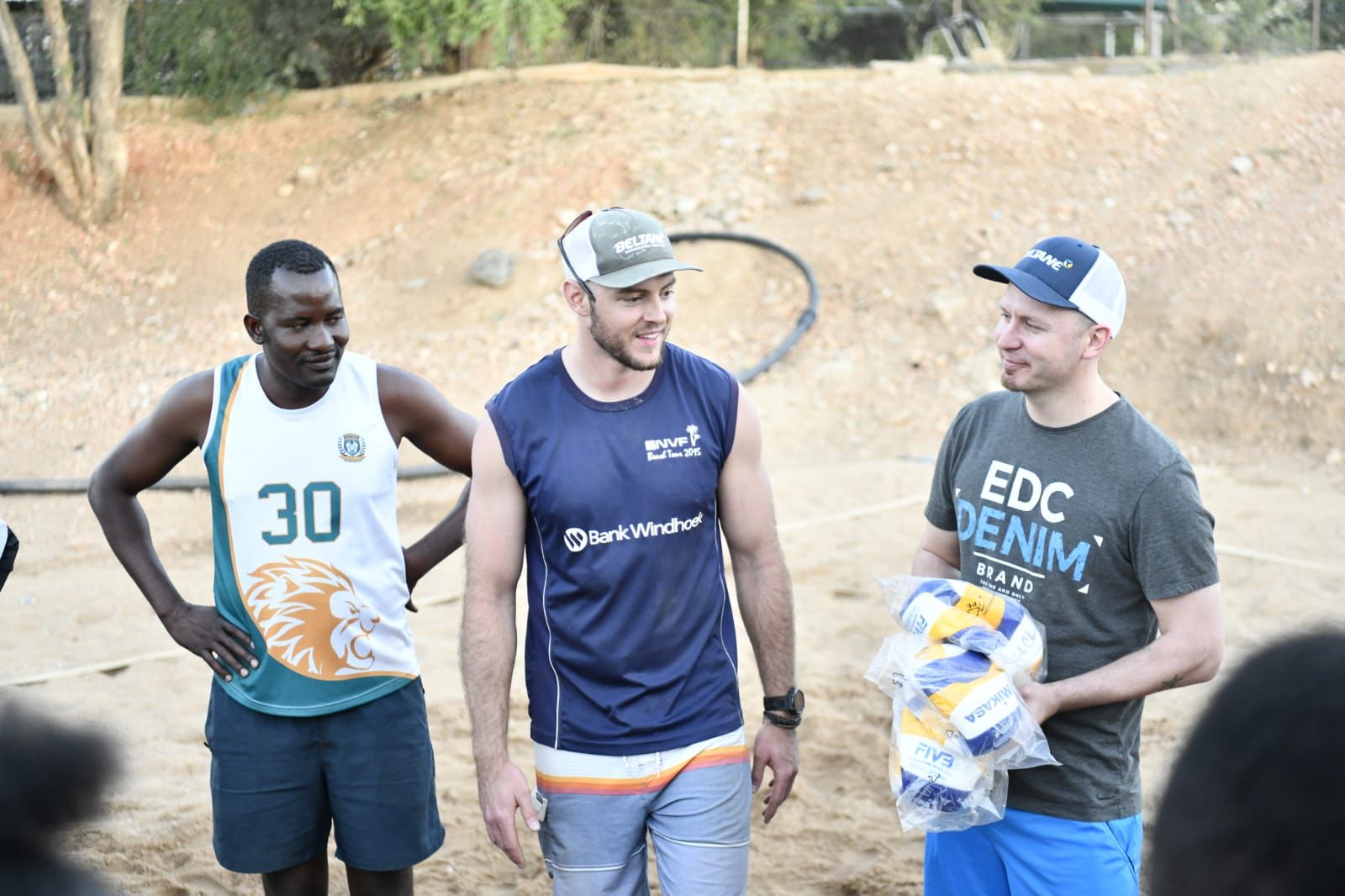 Michi und Budi übergeben, im Namen des Beltane-Vereins, Coach Chumera und seinem Verein Afrocat 6 neue Beachvolleybälle