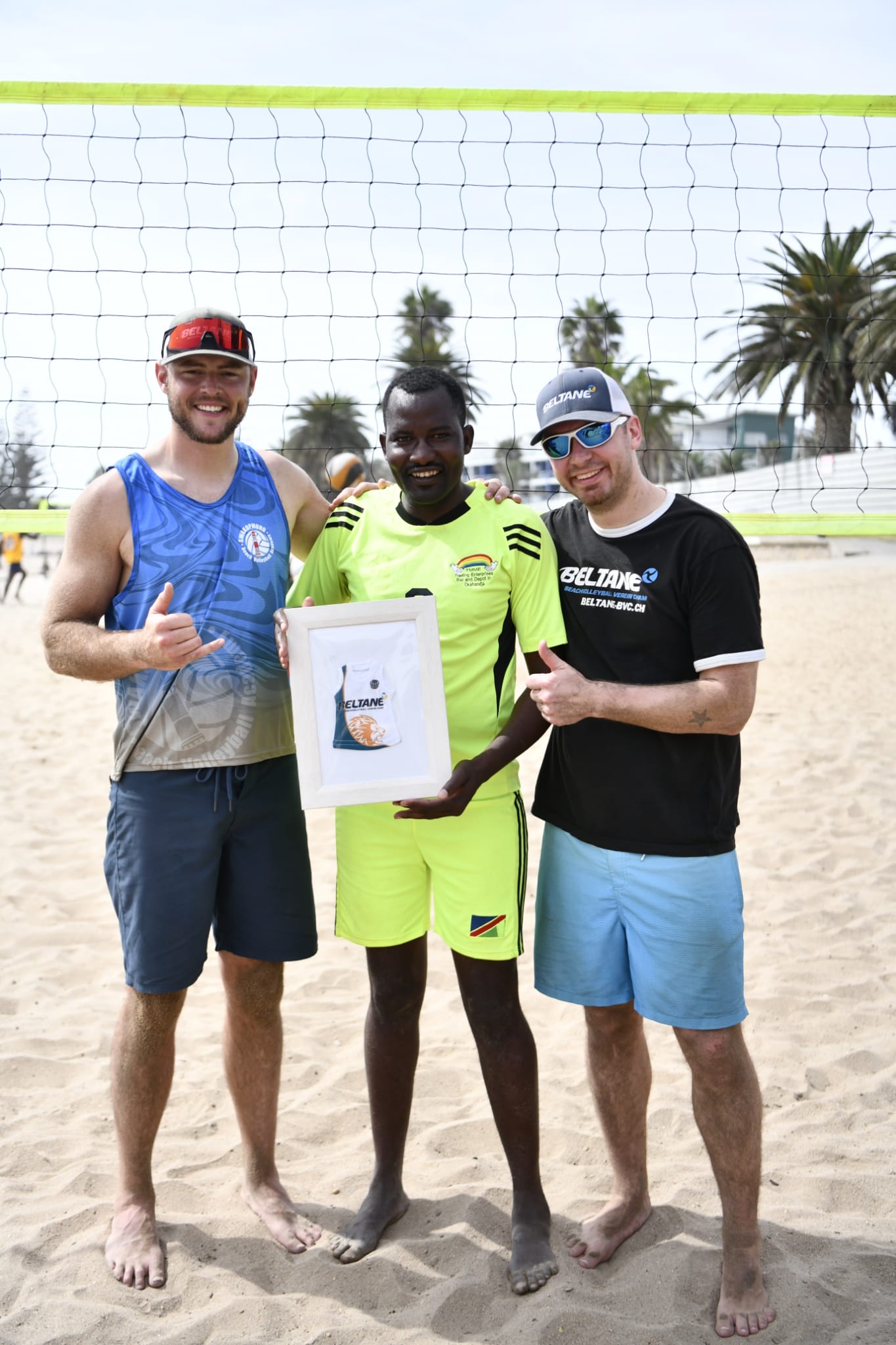Coach Chumera und seine Teams, die am Swakopmunder Beachvolleyball-Turnier teilnahmen, bedanken sich bei Beltane mit einem Afrocat-Shirt. Wir waren (und sind noch immer) sprachlos über diese Dankbarkeit!
