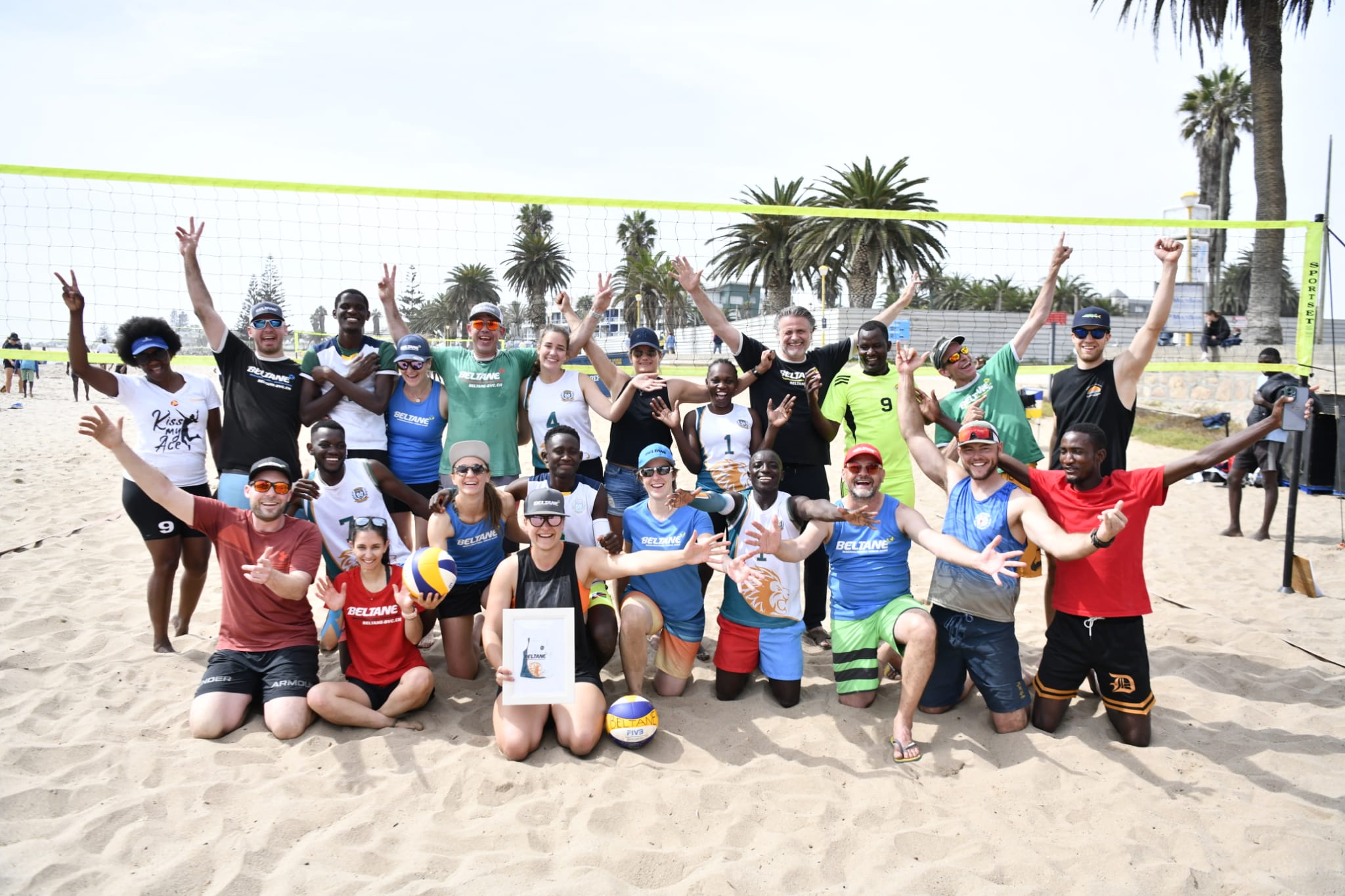 Coach Chumera und seine Teams, die am Swakopmunder Beachvolleyball-Turnier teilnahmen, bedanken sich bei Beltane mit einem Afrocat-Shirt. Wir waren (und sind noch immer) sprachlos über diese Dankbarkeit!