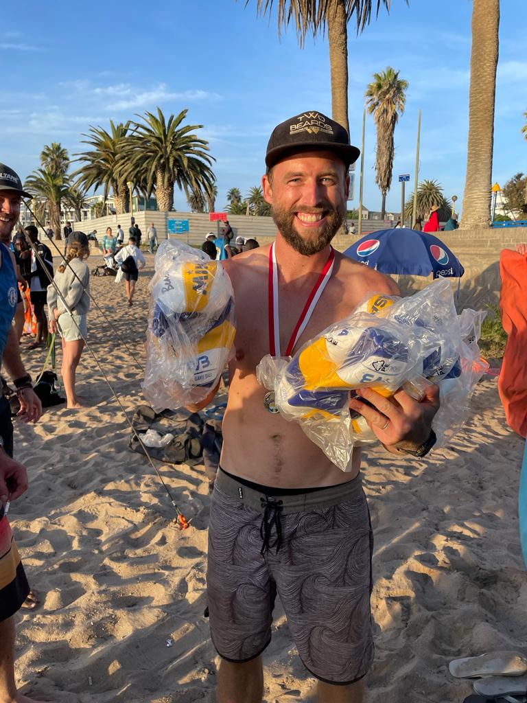 Beltane hat Coach Conrad neue Beachvolleybälle übergeben, welche sie im Training der Swakopmund Beach Volleyball Academy einsetzen werden